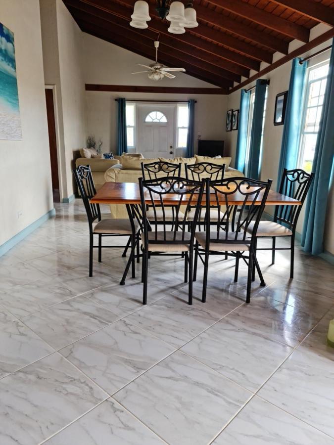 Breezy Apts Saint Philip Extérieur photo