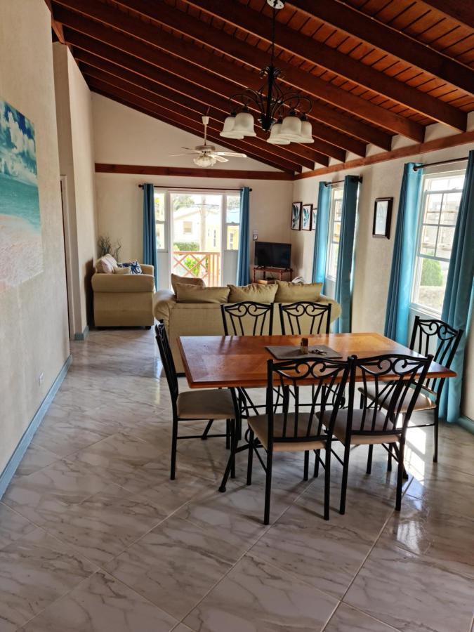 Breezy Apts Saint Philip Extérieur photo