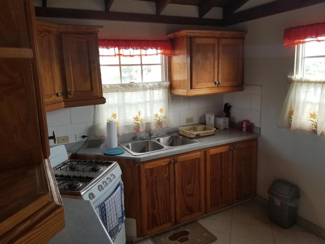 Breezy Apts Saint Philip Extérieur photo